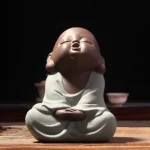 Petit Moine Bouddha en Méditation Profonde